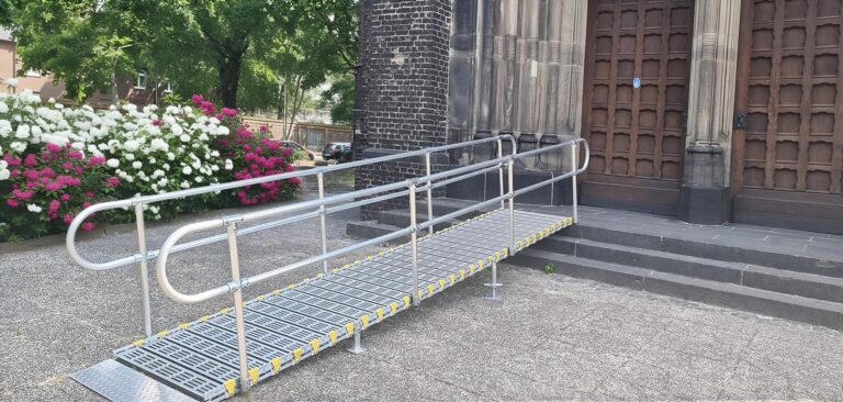 Barrierefreie Rollstuhlrampe vor Kirche