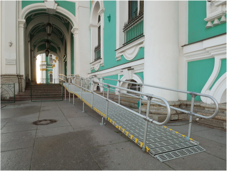 Barrierefreie Rollstuhlrampe vor Hermitage