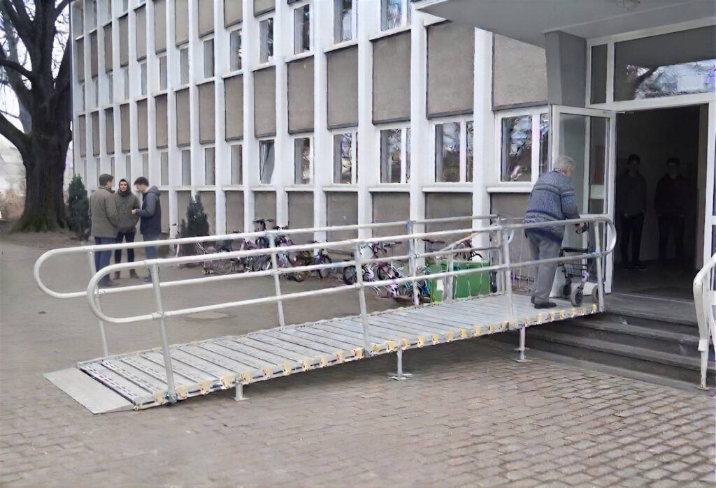 Barrierefreie Rollstuhlrampe zum Wahlamt Kopernikusstraße