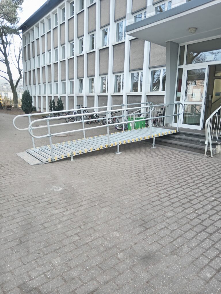 Barrierefreie Rollstuhlrampe bei BWahllokal Spoerkelhof Kopernikusstraße