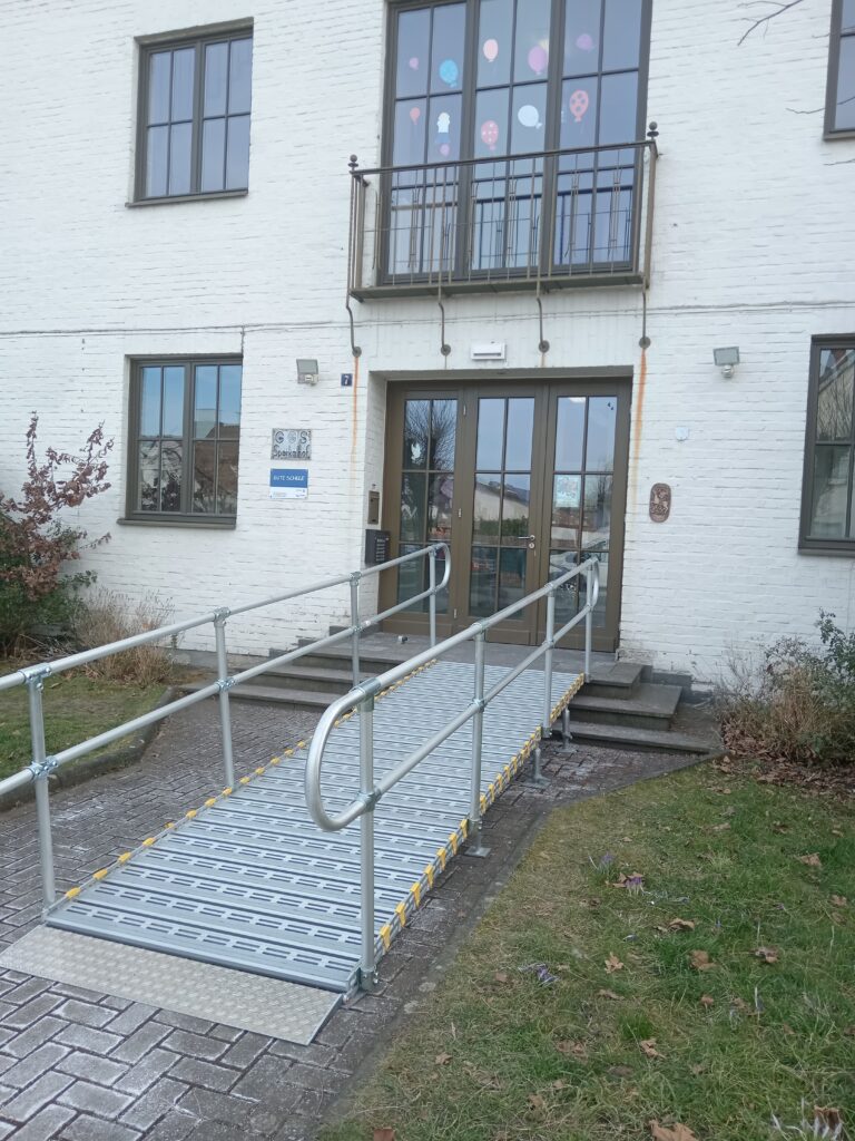 Barrierefreie Rollstuhlrampe bei BWahllokal Spoerkelhof