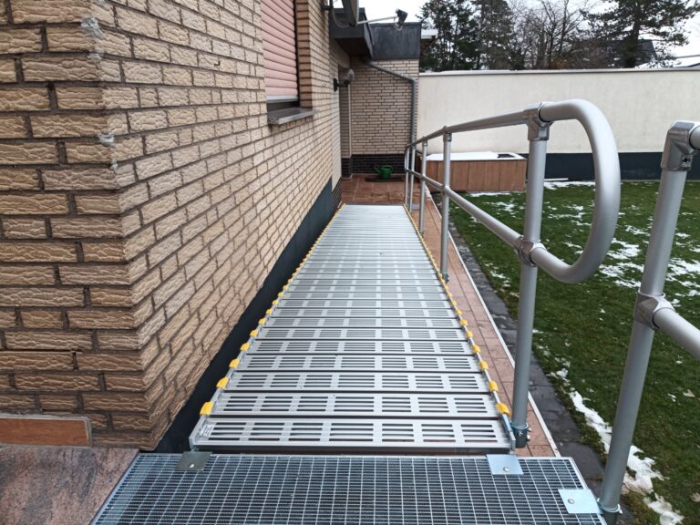 Barrierefreie Rollstuhlrampe auf Terrasse in Garten