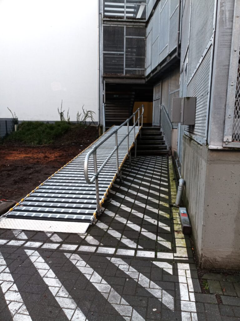 Barrierefreie Rollstuhlrampe vor Gebäude