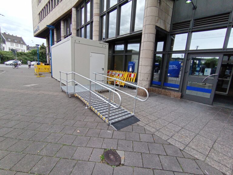 Barrierefreie Rollstuhlrampe vor Gebäude