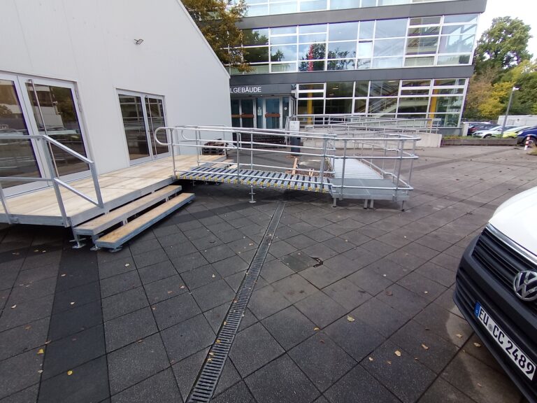 Barrierefreie Rollstuhlrampe vor Gebäude