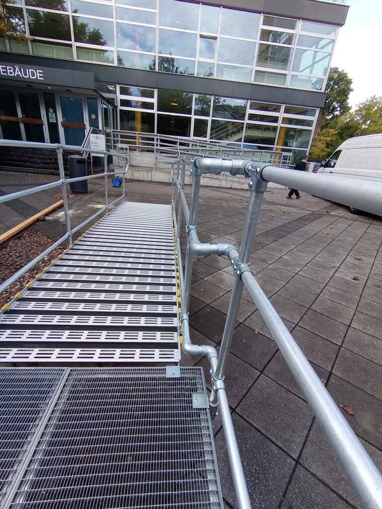 Barrierefreie Rollstuhlrampe vor Gebäude