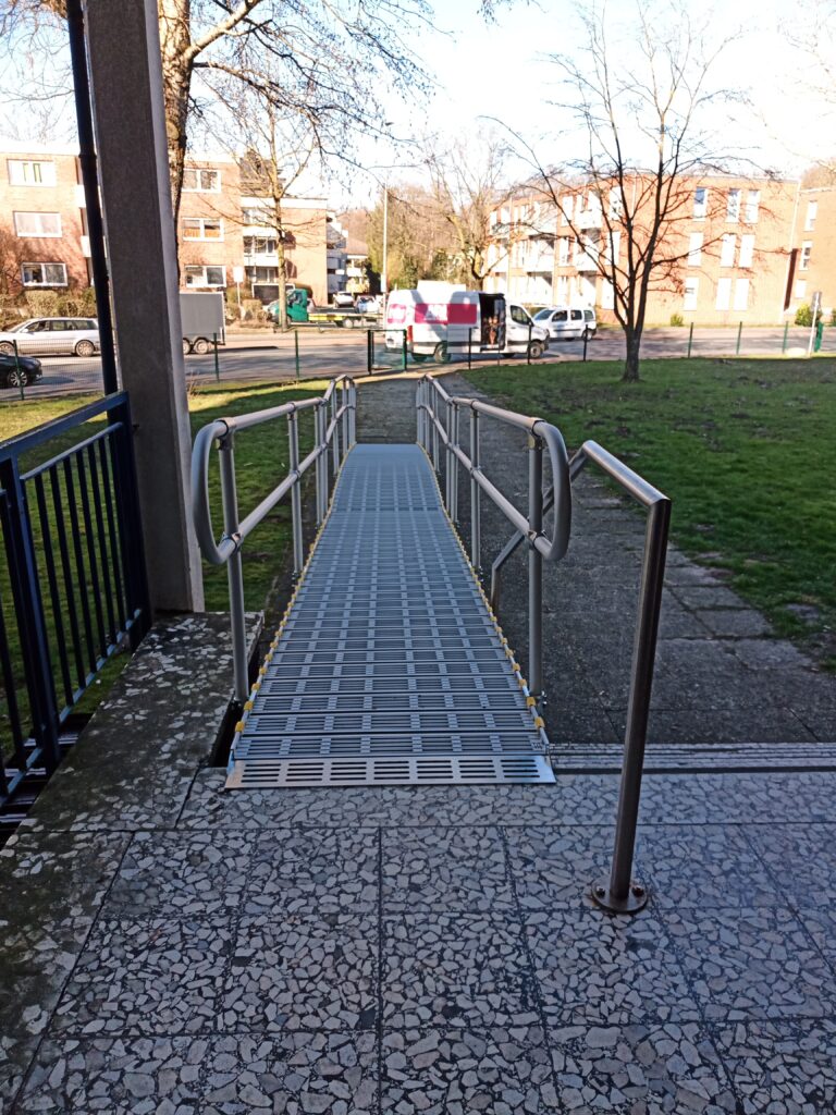 Barrierefreie Rollstuhlrampe bei TH Lübeck
