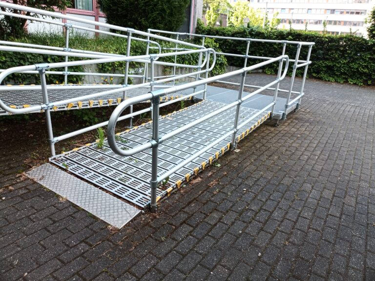 Barrierefreie Rollstuhlrampe bei TH Lübeck