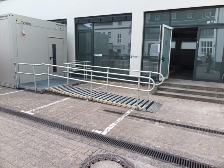 Barrierefreie Rollstuhlrampe bei Umdasch Postbank