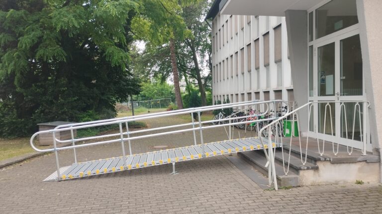 Barrierefreie Rollstuhlrampe bei EU Wahllokal Spoerkelhof Kopernikusstraße