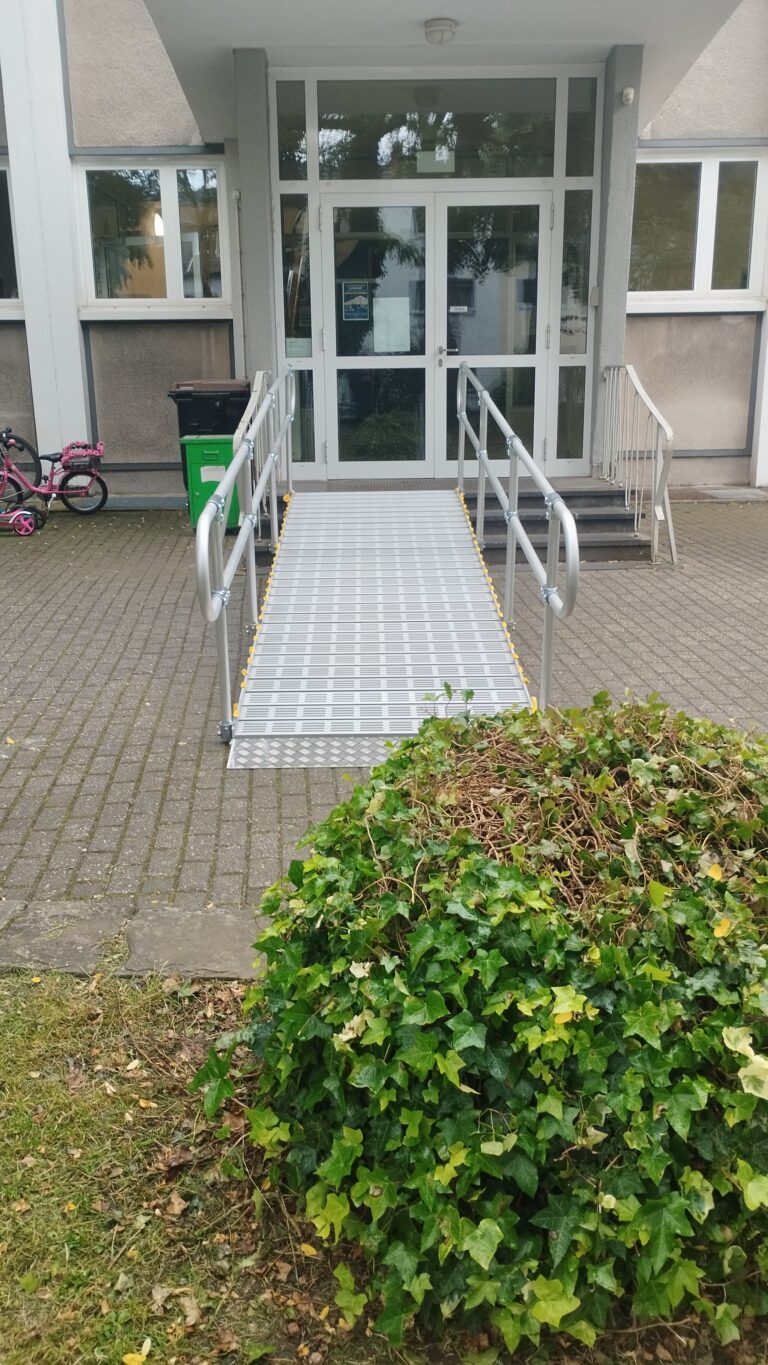 Barrierefreie Rollstuhlrampe bei EU Wahllokal Spoerkelhof Kopernikusstraße