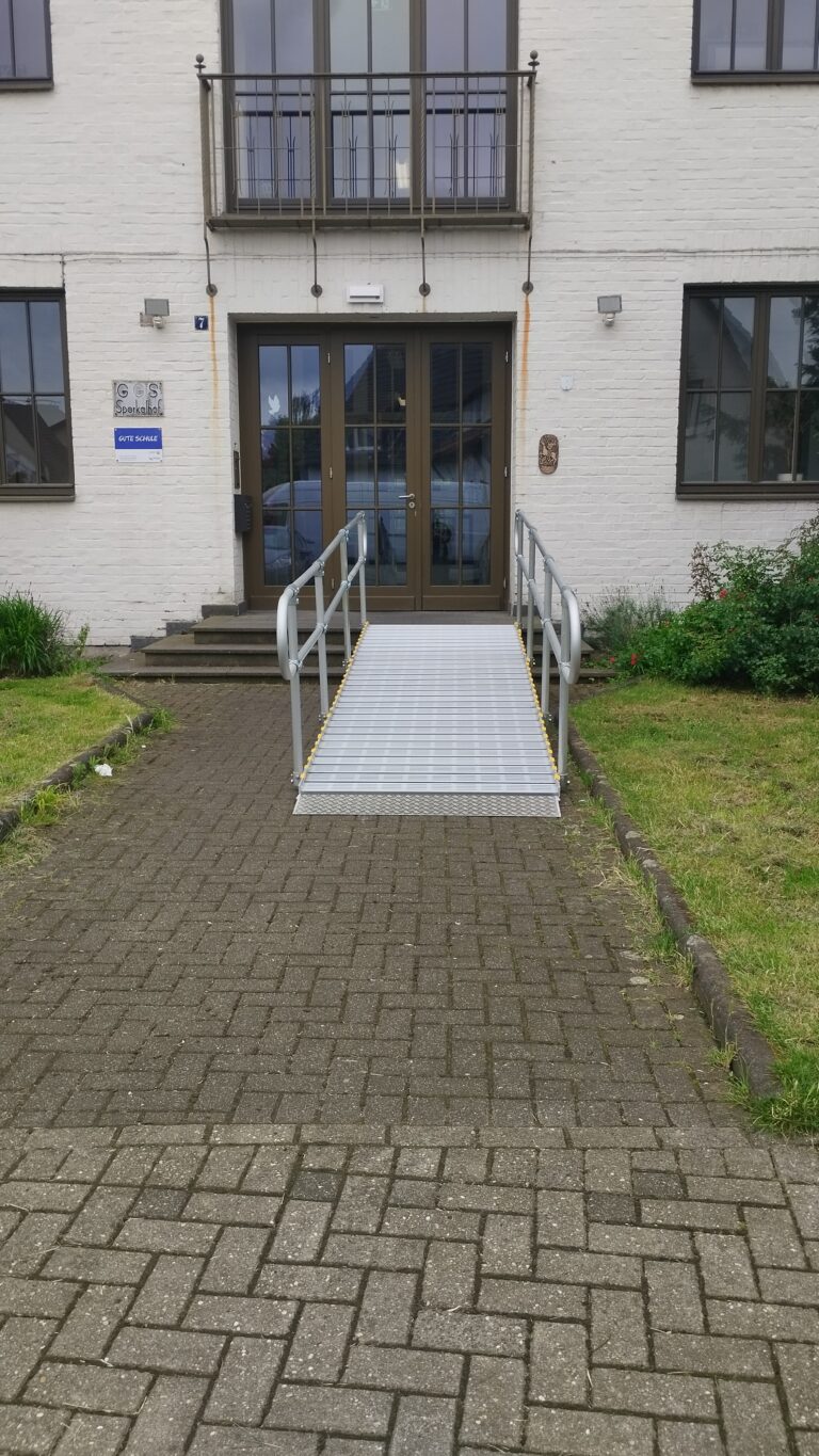 Barrierefreie Rollstuhlrampe bei EU Wahllokal Spoerkelhof
