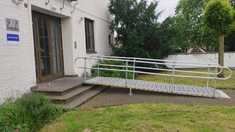 Barrierefreie Rollstuhlrampe bei EU Wahllokal Spoerkelhof