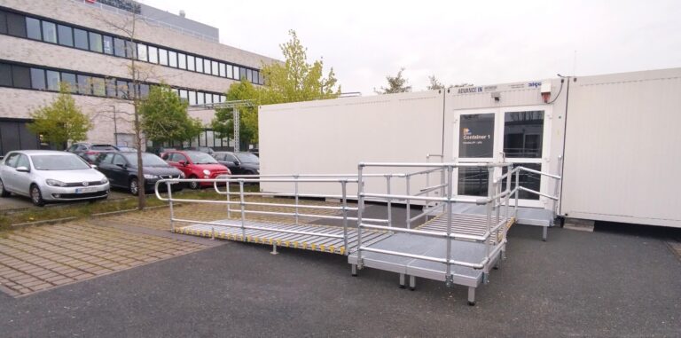 Barrierefreie Rollstuhlrampe bei Hochschule Hamm-Lippstadt
