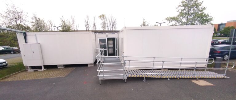Barrierefreie Rollstuhlrampe bei Hochschule Hamm-Lippstadt