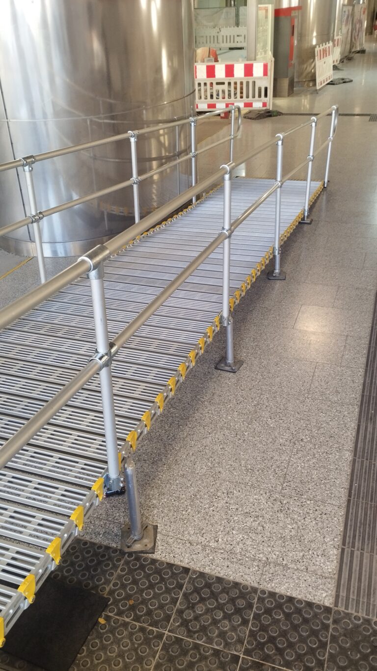 Barrierefreie Rollstuhlrampe auf einem Bahnhof