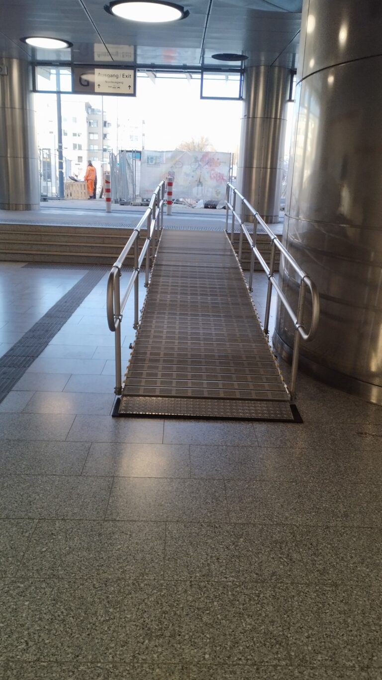 Barrierefreie Rollstuhlrampe auf einem Bahnhof