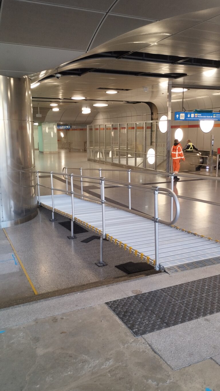 Barrierefreie Rollstuhlrampe auf einem Bahnhof