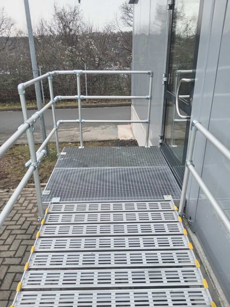Barrierefreie Rollstuhlrampe vor Gebäude