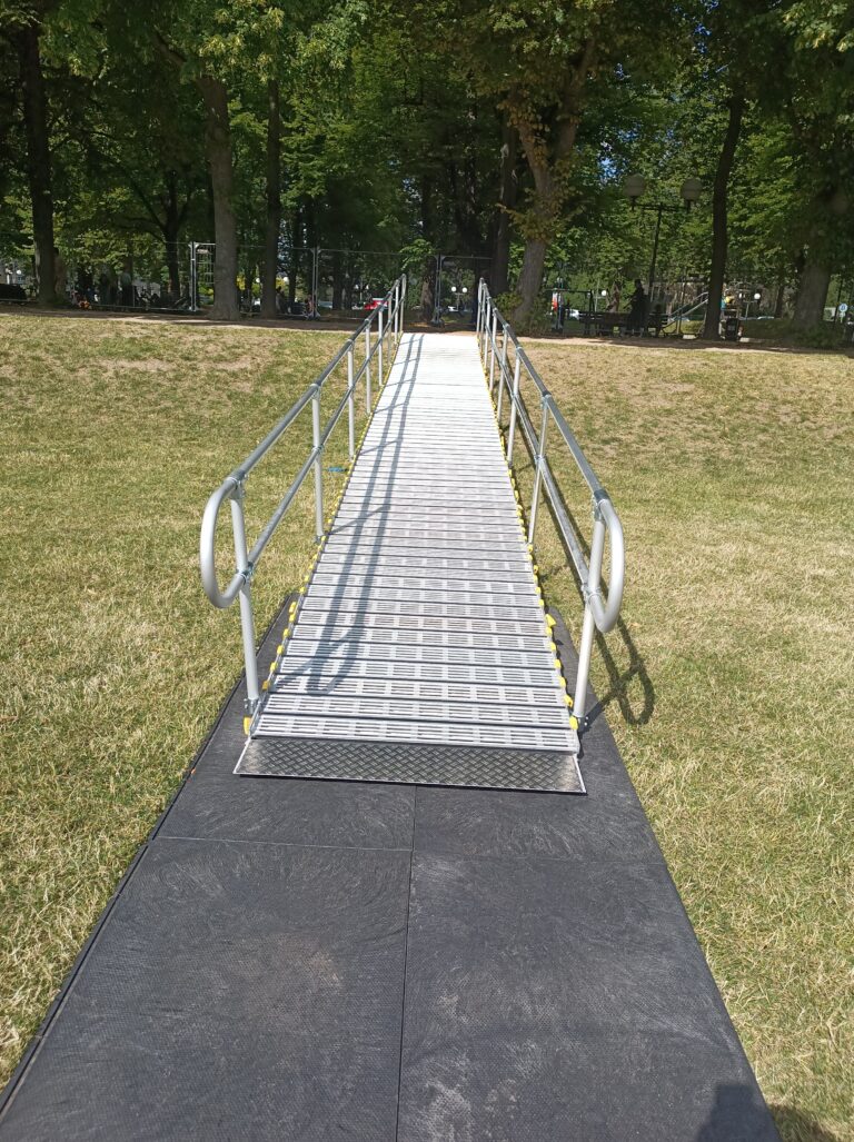 Barrierefreie Rollstuhlrampe vor Berg
