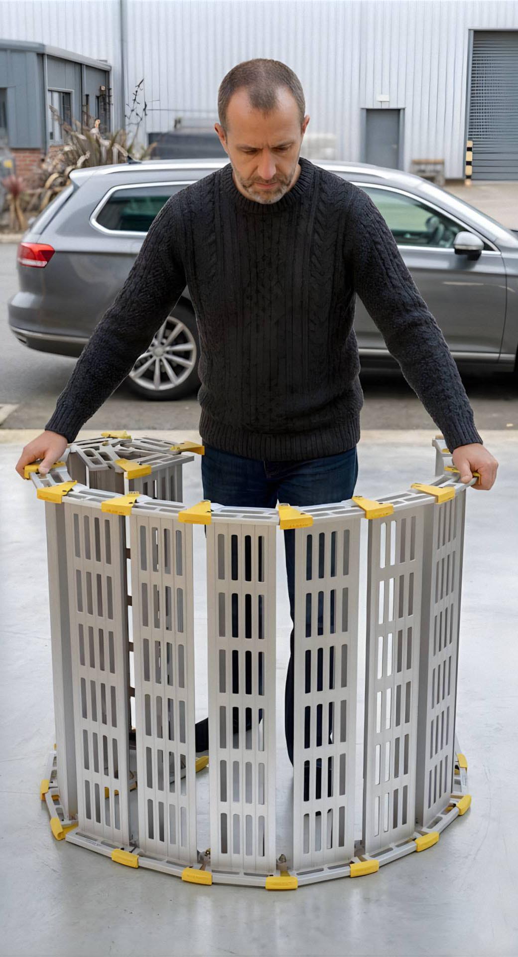 Barrierefreie Rollstuhlrampe auseinander rollen