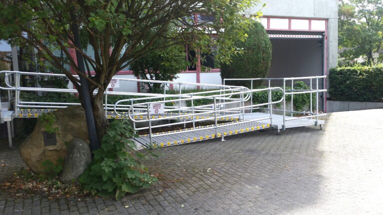 Barrierefreie Rollstuhlrampe vor Gebäude
