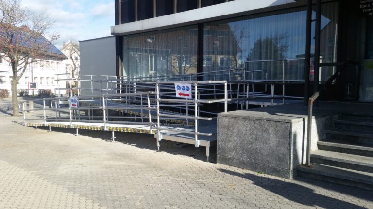 Barrierefreie Rollstuhlrampe vor Gebäude