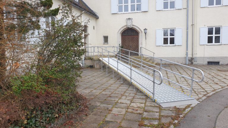 Barrierefreie Rollstuhlrampe vor Schule