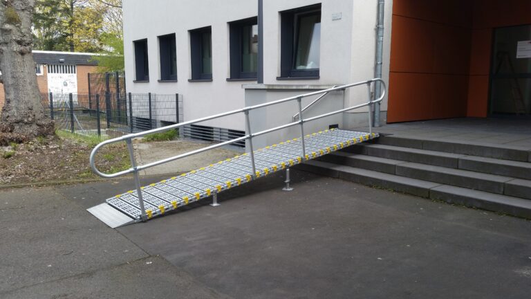 Barrierefreie Rollstuhlrampe vor Gebäude