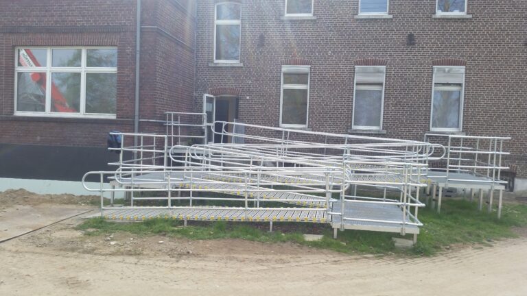 Barrierefreie Rollstuhlrampe vor Haus