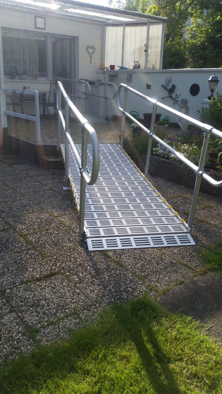 Barrierefreie Rollstuhlrampe im Garten zur Terrasse