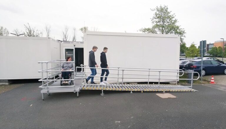 Barrierefreie Rollstuhlrampe vor Container
