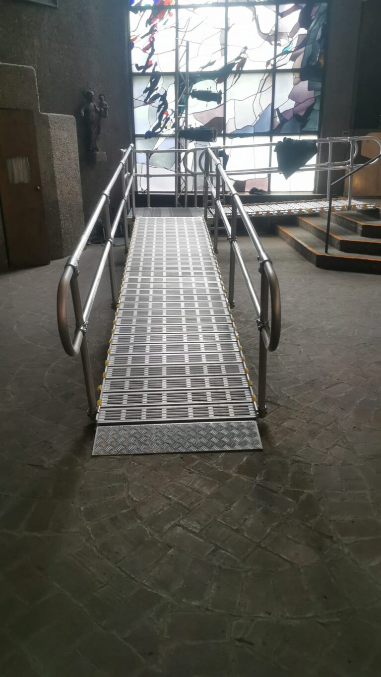 Barrierefreie Rollstuhlrampe vor Treppe