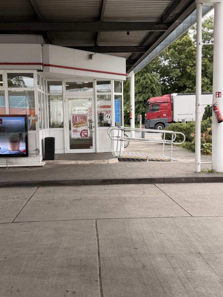 Barrierefreie Rollstuhlrampe vor Geschäft