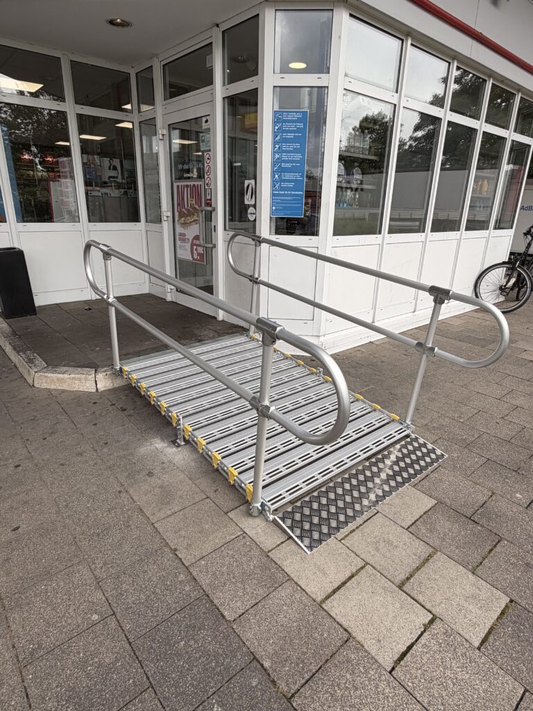 Barrierefreie Rollstuhlrampe vor Geschäft