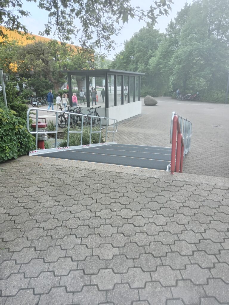 Barrierefreie Rollstuhlrampe vor Schule