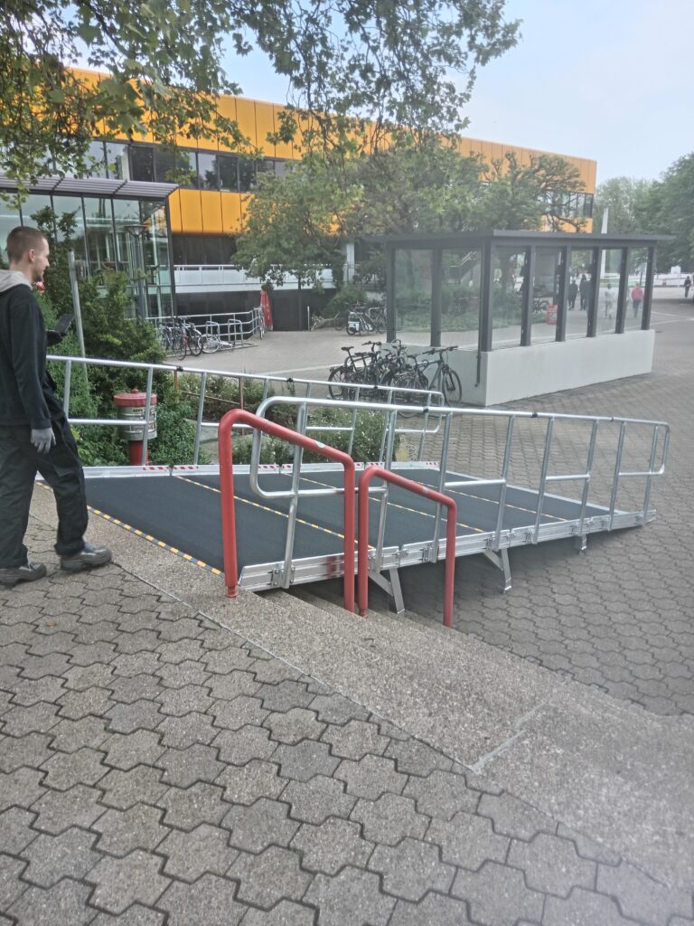 Barrierefreie Rollstuhlrampe vor Schule