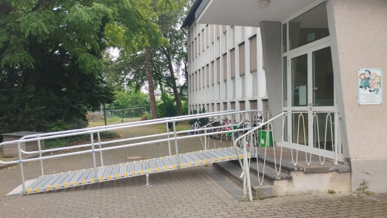 Barrierefreie Rollstuhlrampe vor Schule