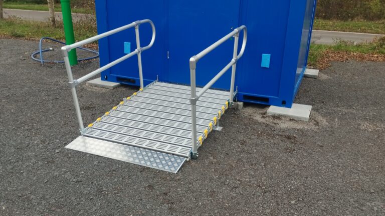 Barrierefreie Rollstuhlrampe vor Container