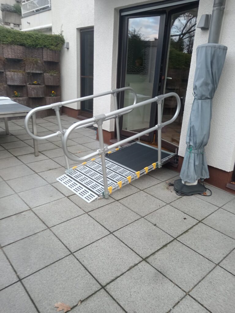 Barrierefreie Rollstuhlrampe auf einer Terrasse
