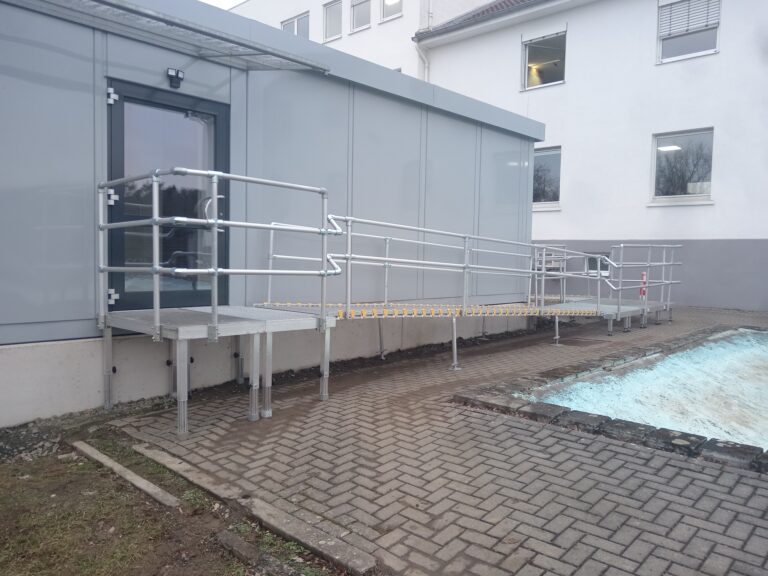 Barrierefreie Rollstuhlrampe vor Geschäft