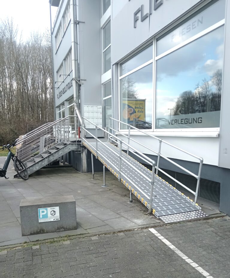 Barrierefreie Rollstuhlrampe vor Geschäft