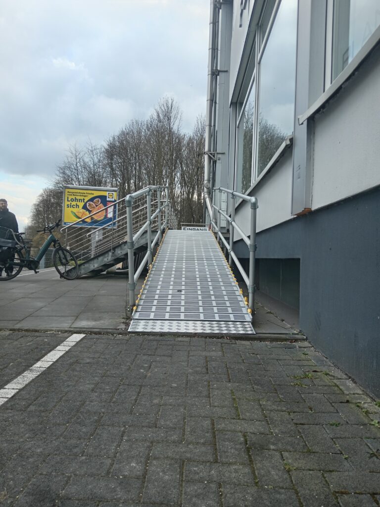 Barrierefreie Rollstuhlrampe vor Haus
