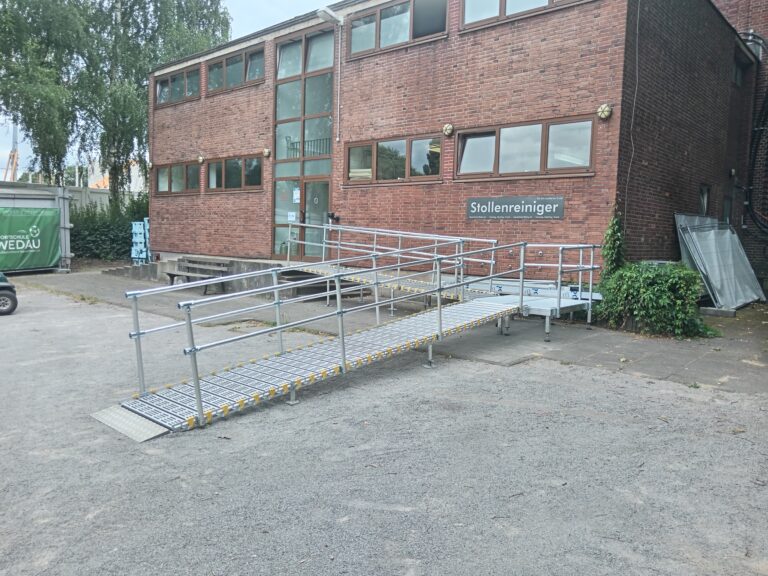 Barrierefreie Rollstuhlrampe vor Stollenreiniger