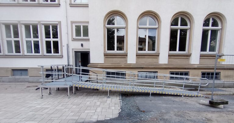 Barrierefreie Rollstuhlrampe vor Schule