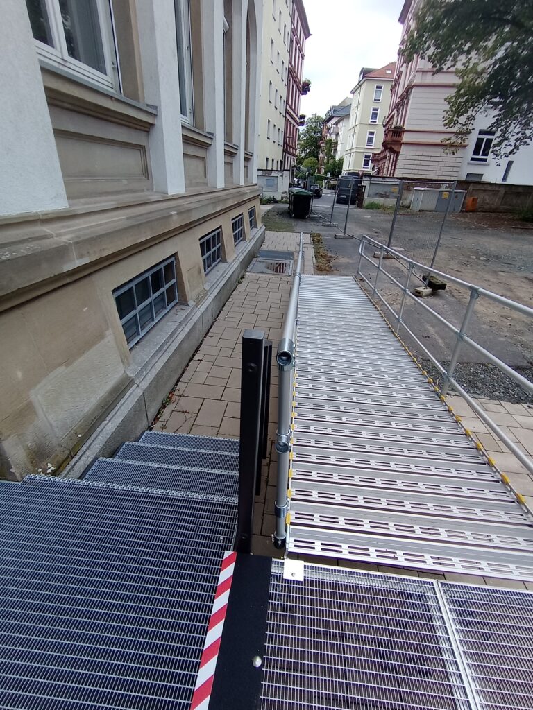 Barrierefreie Rollstuhlrampe vor Schule