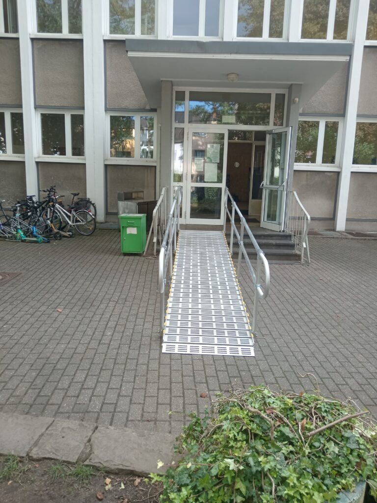 Barrierefreie Rollstuhlrampe vor Schule