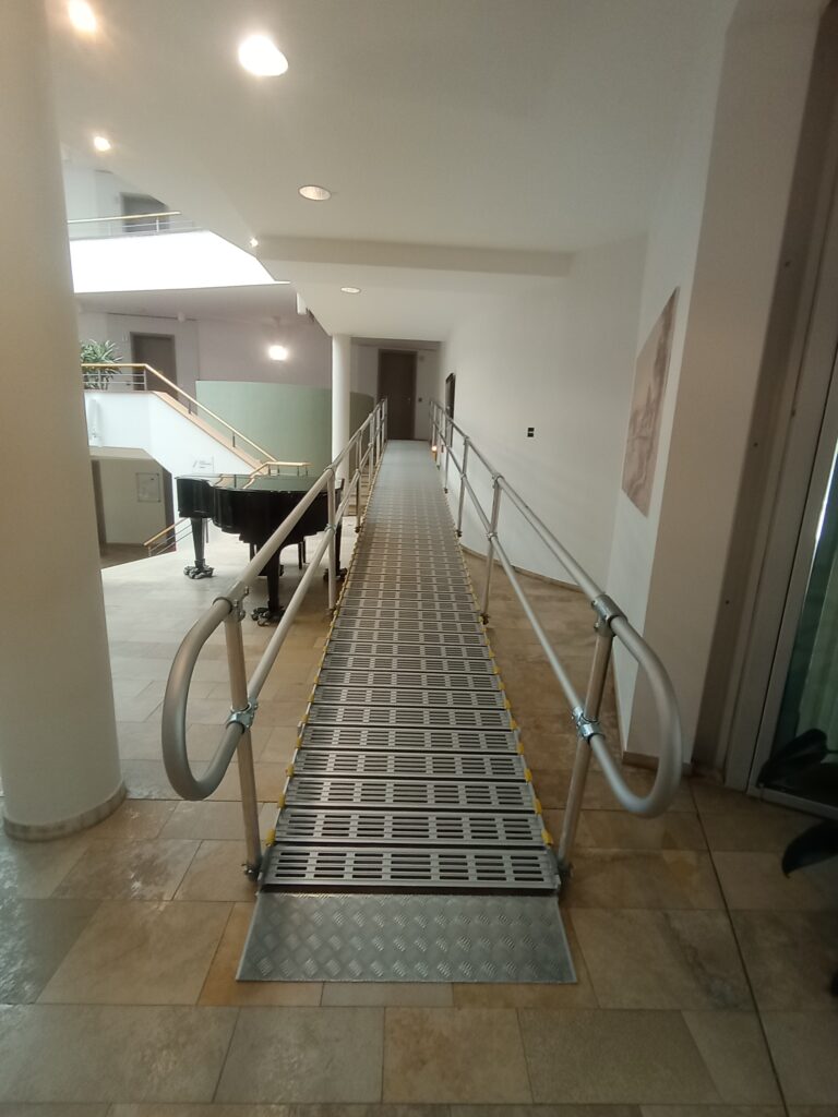 Barrierefreie Rollstuhlrampe in Schule