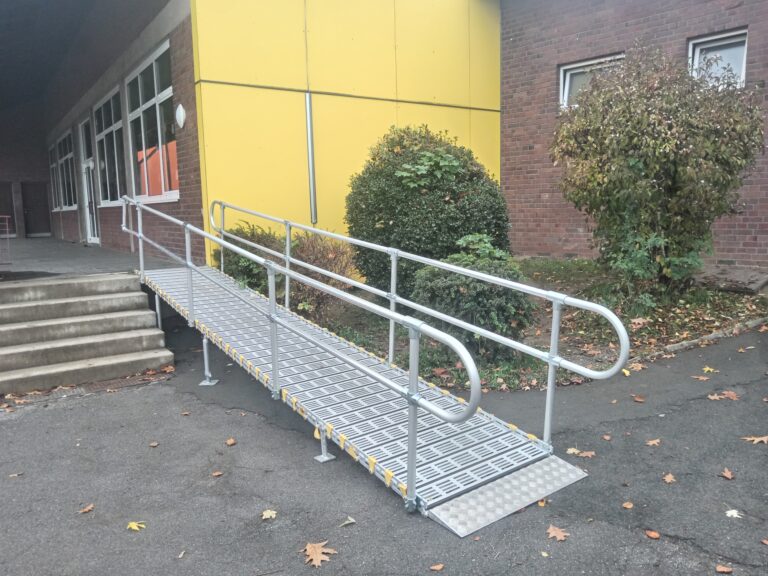 Barrierefreie Rollstuhlrampe vor Schule