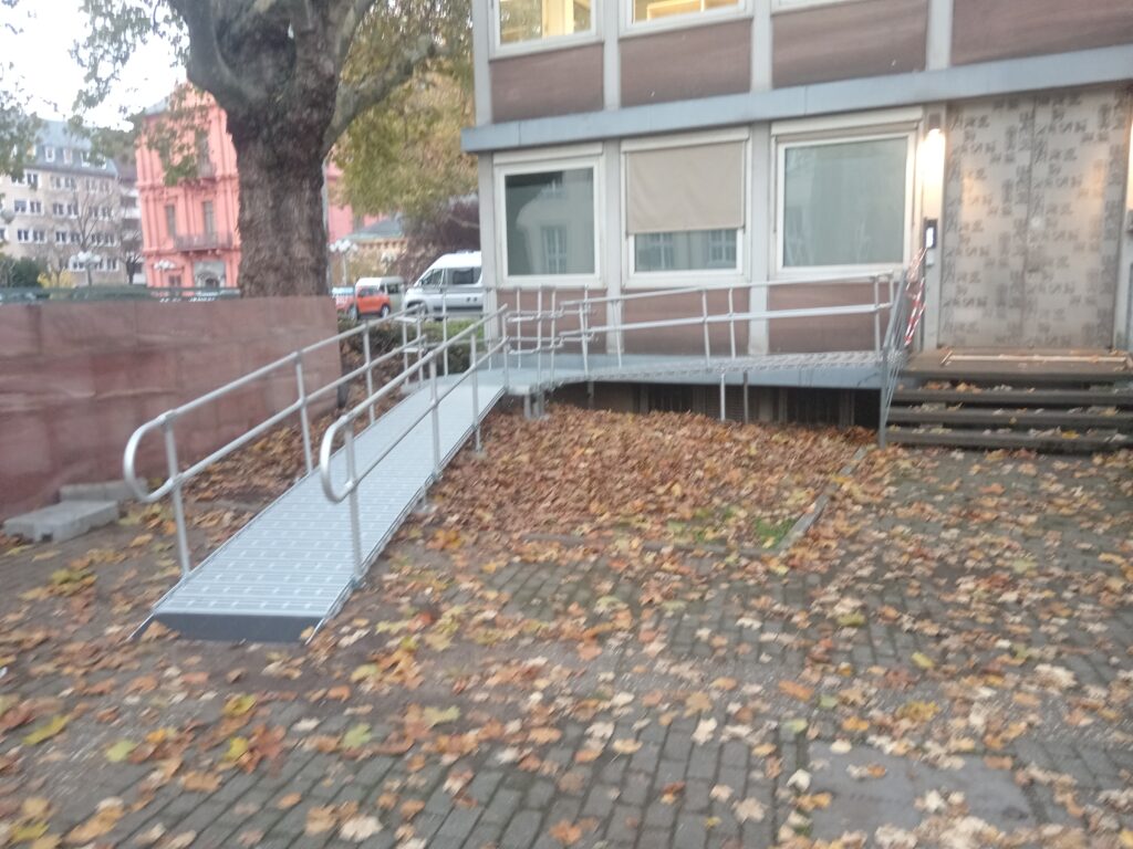 Barrierefreie Rollstuhlrampe vor Haus